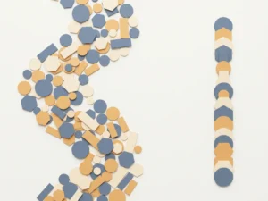 Verschiedene geometrische Formen in Blau und Amber konvergieren zu einer geordneten Spalte, symbolisiert Datenharmonisierung.