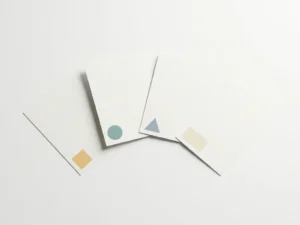 Vier minimalistisch gestaltete Dokumente in sanften Farben – Bernstein, Türkis, Schiefer und Elfenbein – fächerförmig auf weißem Untergrund arrangiert.