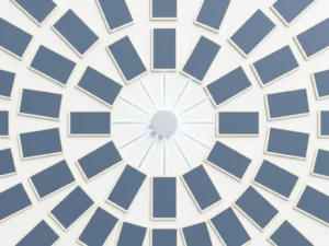 Produktkarten in gleichmäßigem Raster, die von einem zentralen Punkt ausstrahlen, auf weißer Fläche in Schieferblau und Silber.