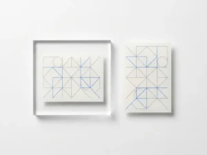 Zwei identische geometrische Datenkarten nebeneinander, eine leicht erhöht, in Blau- und Grautönen auf weißem Untergrund.